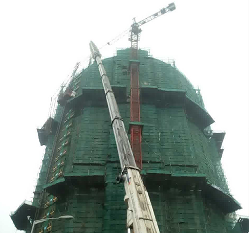 藁城吊车在工地上作业